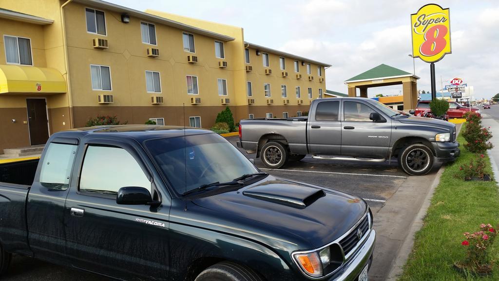 Super 8 By Wyndham Dodge City Exterior photo