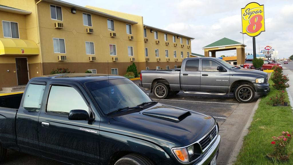 Super 8 By Wyndham Dodge City Motel Exterior photo