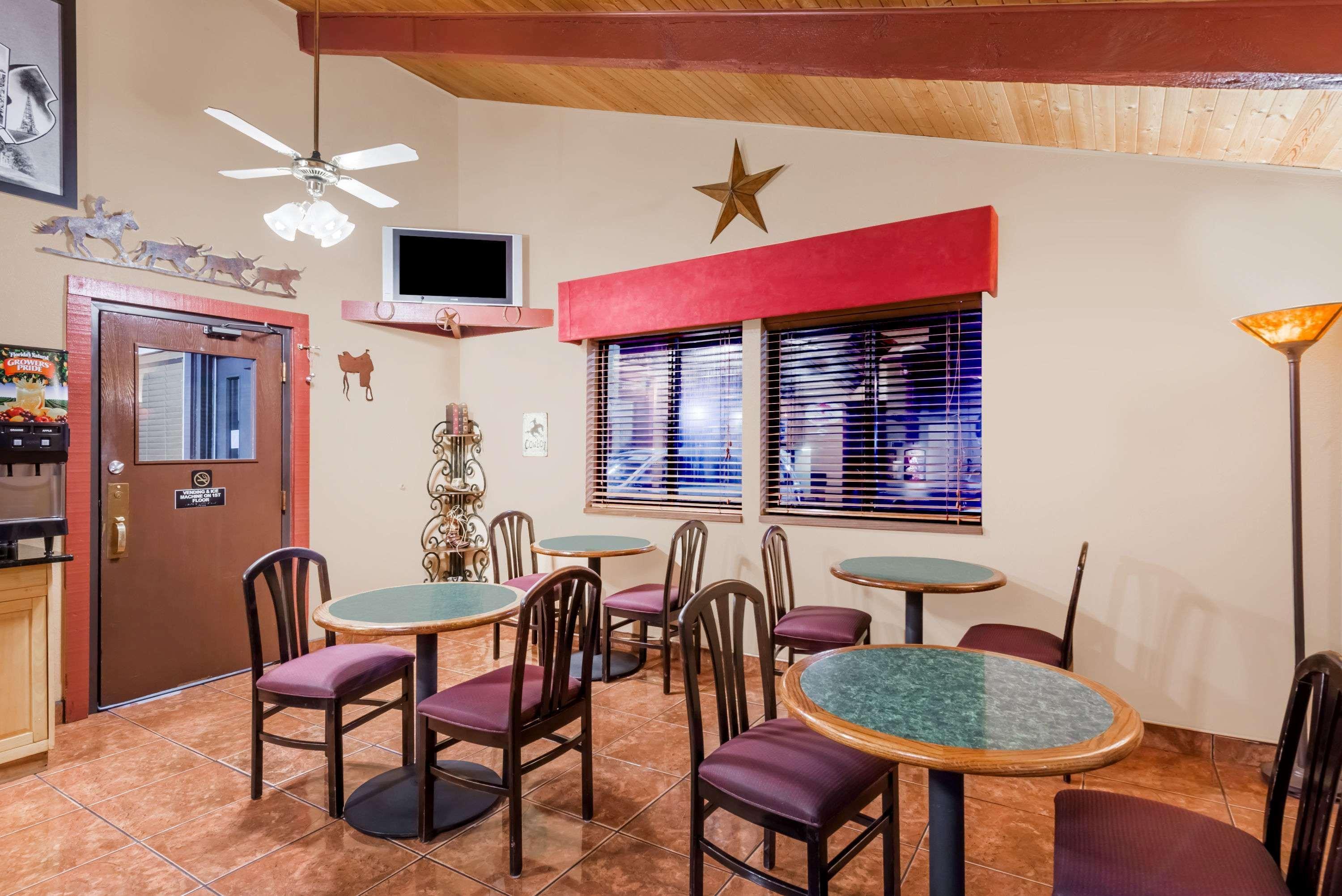 Super 8 By Wyndham Dodge City Exterior photo