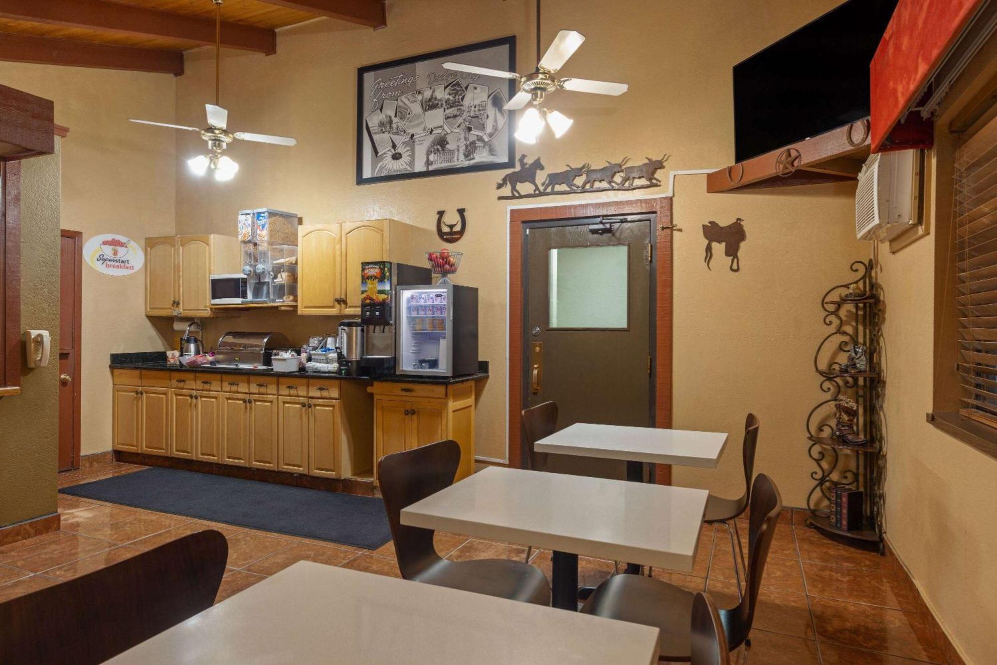 Super 8 By Wyndham Dodge City Exterior photo