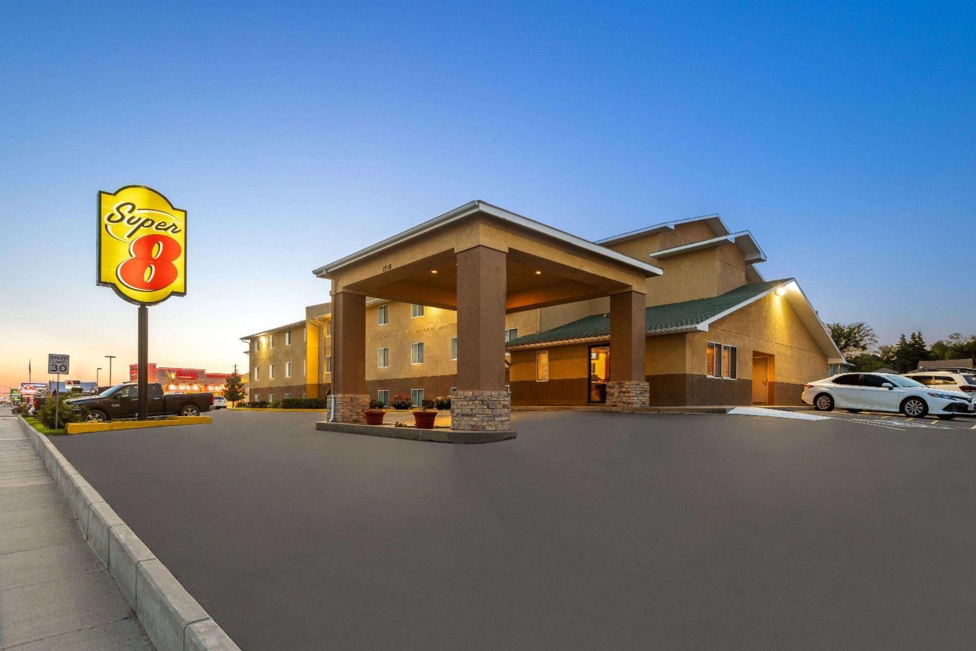 Super 8 By Wyndham Dodge City Motel Exterior photo