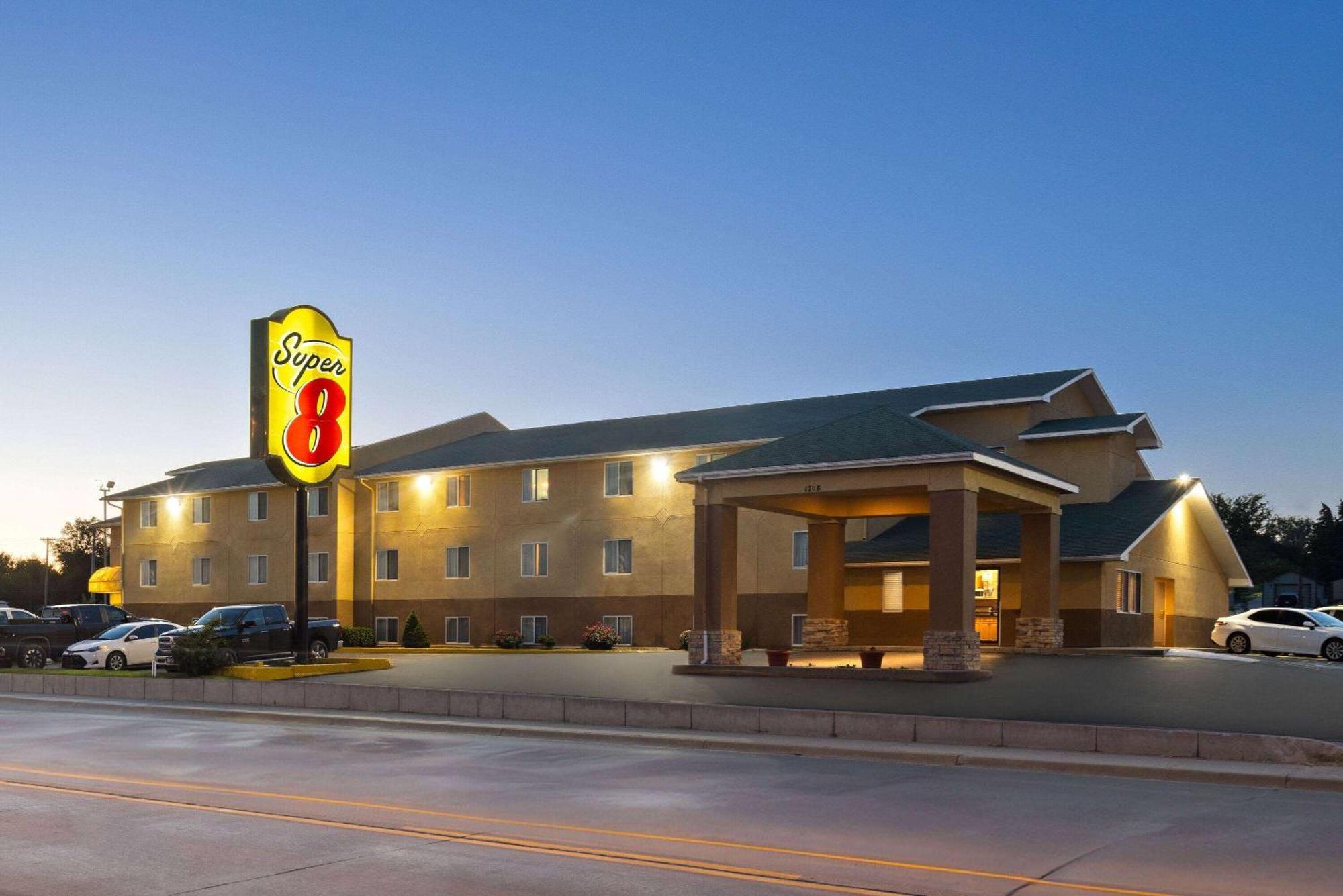 Super 8 By Wyndham Dodge City Motel Exterior photo