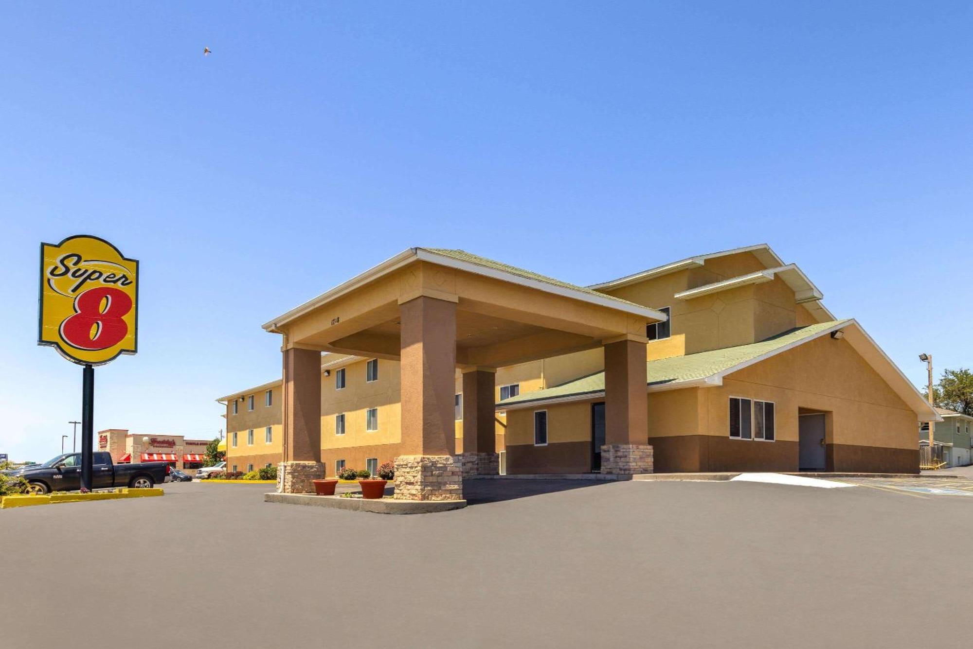 Super 8 By Wyndham Dodge City Motel Exterior photo